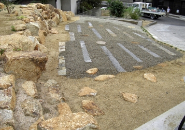 駐車スペースには延べ石をランダムに敷き、統一感を持たせています。