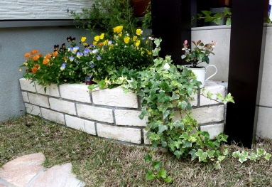 小スペースでも花壇を設置し植栽することでお庭がワンランクアップします。