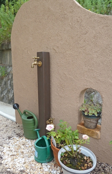 門袖壁の雰囲気にあった立水栓を設置。いろんな種類があります。