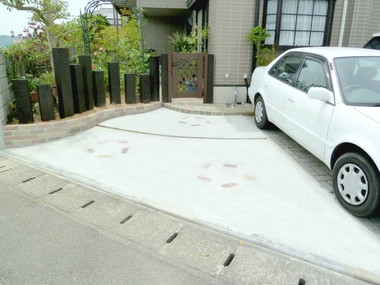 お庭を狭めて駐車場に。カラフルなレンガを用いたリガーデン。